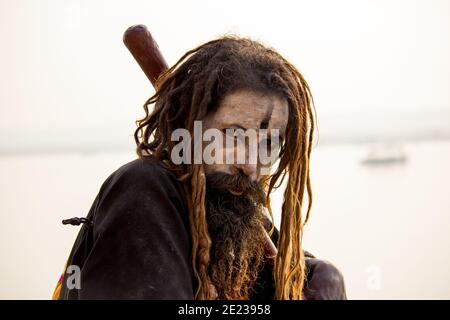 Varanasi, Inde - 01 novembre 2016 : Portrait d'un homme hindou sadhu baba aghori pèlerin avec un readlock contre le fleuve ganges Banque D'Images