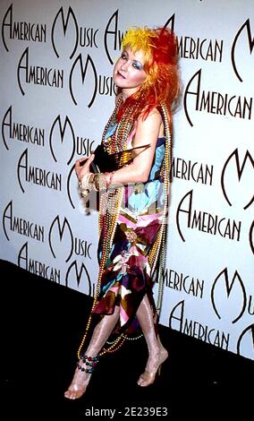 Cyndi Lauper aux American Music Awards en 1985. Crédit: Ralph Dominguez/MediaPunch Banque D'Images