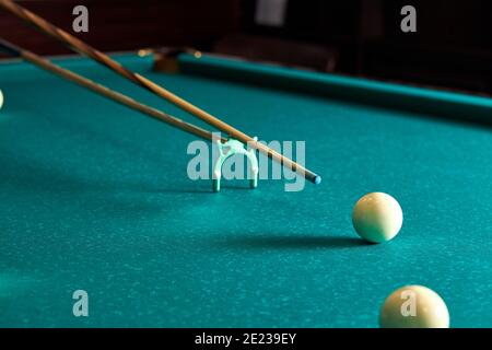 snooker - gros plan d'un homme jouant au billard, table bleue avec des boules blanches Banque D'Images