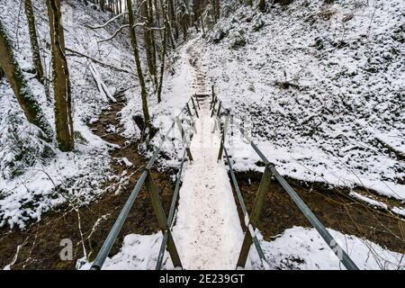 Faites une randonnée dans le ravin couvert de neige à Schmaleg près de Ravensburg Souabe supérieur Banque D'Images