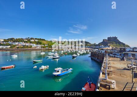 Image du port de Gorey avec des bateaux de pêche et de plaisance, l'arènes de la jetée et le château de Gorey en arrière-plan avec un ciel bleu. Jersey, Îles Anglo-Normandes, Banque D'Images