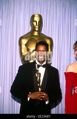 Denzel Washington à la 62e cérémonie de remise des prix de l'Académie le 26 mars 1990 à Los Angeles, CA. Washington a reçu un Oscar pour le meilleur acteur dans un rôle de soutien pour sa performance comme Trip in 'Glory. Crédit: Ralph Dominguez/MediaPunch Banque D'Images
