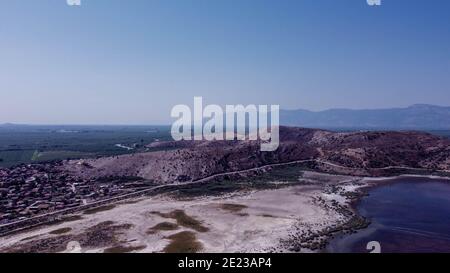 un très bon paysage horizontal tir de drone avec des couleurs vives - il ya lac et bleu ciel rouge couleur dominante. photo a pris au lac bafa i Banque D'Images