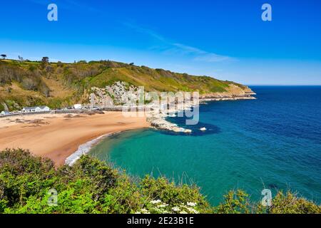 Image de la Greve de Lecq dans le soleil du matin sumer à marée basse avec plage de sable et eau claire. Jersey, Îles Anglo-Normandes, Royaume-Uni Banque D'Images