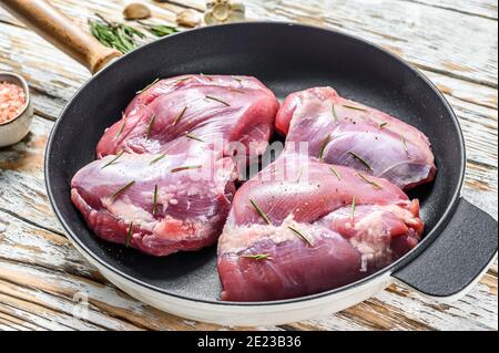 Filet de cuisse de dinde désossé frais dans une casserole prête à cuire. Arrière-plan blanc. Vue de dessus Banque D'Images