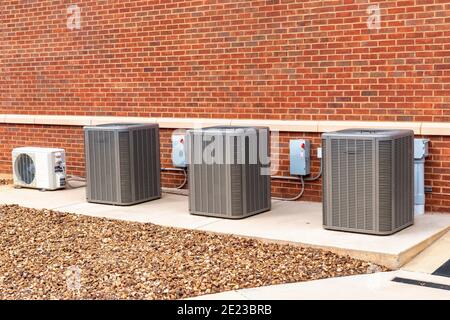 Plan horizontal des unités commerciales de chauffage et de climatisation contre un mur de briques. Banque D'Images