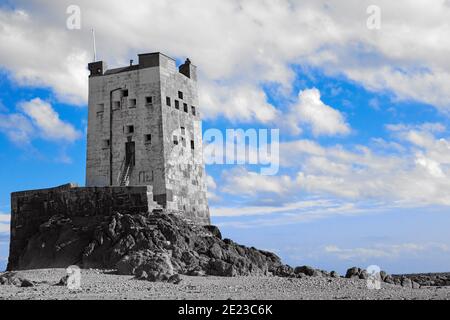 Image de la tour Seymour à marée basse avec pierres, ton mono avec ciel bleu Banque D'Images