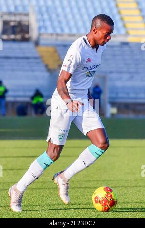 Novara, Italie. 10 janvier 2021. Roi Udoh (#9 Olbia) lors du match de la série italienne C entre Novara Calcio 1908 et Olbia Calcio 1905 Cristiano Mazzi/SPP crédit: SPP Sport Press photo. /Alamy Live News Banque D'Images