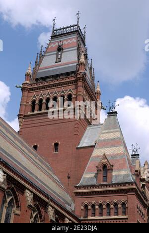 Boston, Massachusetts, États-Unis - 7 juillet 2008 : Harvard University, Gothic Memorial Hall construit dans les années 1870 pour commémorer les victimes de la guerre civile Banque D'Images