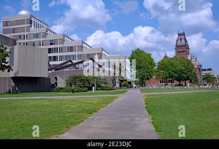 Boston, Massachusetts, États-Unis - 7 juillet 2008 : Université Harvard, vue générale du campus, avec bâtiment scientifique moderne et hall commémoratif gothique sur le ri Banque D'Images