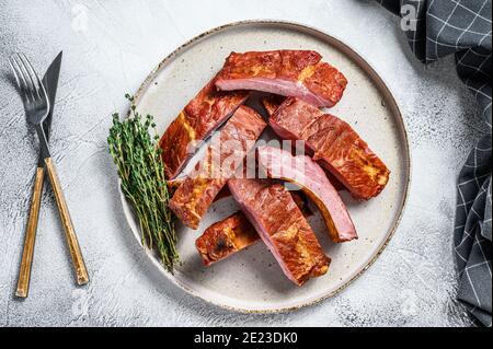 Côtelettes de porc barbecue en tranches dans une sauce. Arrière-plan gris. Vue de dessus Banque D'Images