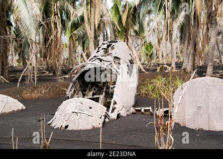 L'épave d'un avion de chasse japonais de la Seconde Guerre mondiale enterré dans les cendres de l'éruption de Tavurmur en 1994. Rabaul, Papouasie-Nouvelle-Guinée, Banque D'Images