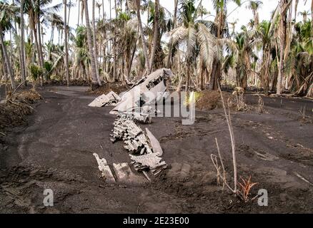 L'épave d'un avion de chasse japonais de la Seconde Guerre mondiale enterré dans les cendres de l'éruption de Tavurmur en 1994. Rabaul, Papouasie-Nouvelle-Guinée, Banque D'Images