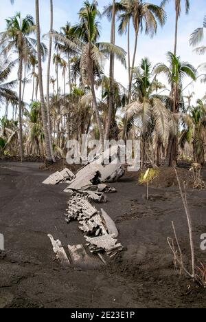 L'épave d'un avion de chasse japonais de la Seconde Guerre mondiale enterré dans les cendres de l'éruption de Tavurmur en 1994. Rabaul, Papouasie-Nouvelle-Guinée, Banque D'Images