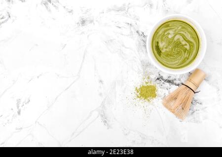 Tasse de thé Matcha avec fouet en bambou. Boisson traditionnelle japonaise Banque D'Images