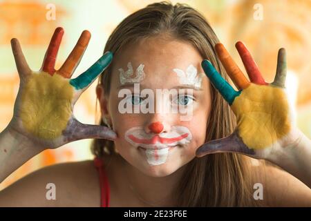 Une jeune fille montre ses mains peintes. Banque D'Images