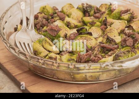 Pousses de Bruxelles grillées et vinaigrette à la Pancetta Banque D'Images