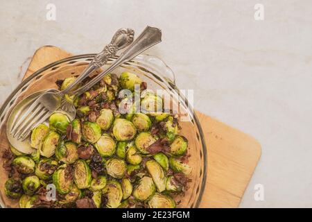 Pousses de Bruxelles grillées et vinaigrette à la Pancetta Banque D'Images