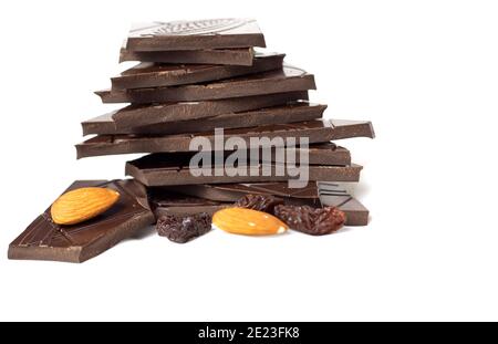 Gros plan de morceaux de chocolat noir de qualité inférieure, d'amandes et de raisins secs sur fond blanc Banque D'Images