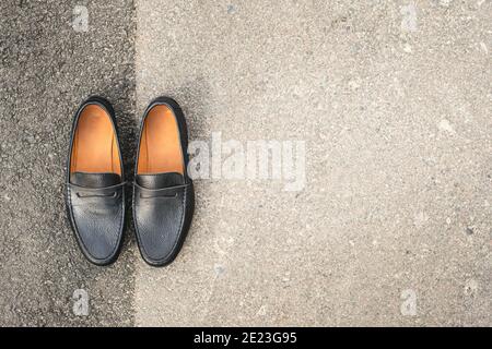 chaussures pour hommes mocassins couleur noire. photo dans la rue Banque D'Images