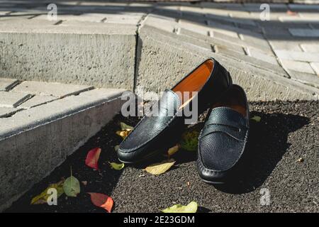 chaussures pour hommes mocassins couleur noire. photo dans la rue Banque D'Images