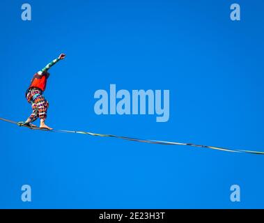 LANZO, ITALIE - VERS OCTOBRE 2020: Athlète de slackline pendant sa performance. Concentration, équilibre et aventure dans ce sport dynamique. Banque D'Images