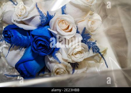 Gros plan du bouquet de mariage de fleurs fraîches sur le lit Banque D'Images
