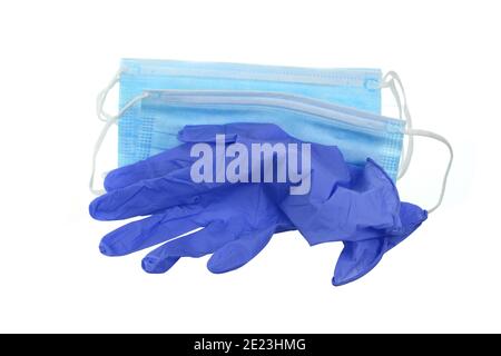 Une paire de gants fins en latex médical blanc et un écran facial sur fond blanc. Gants et masque médicaux jetables en caoutchouc. Sujets de protection. Remis Banque D'Images