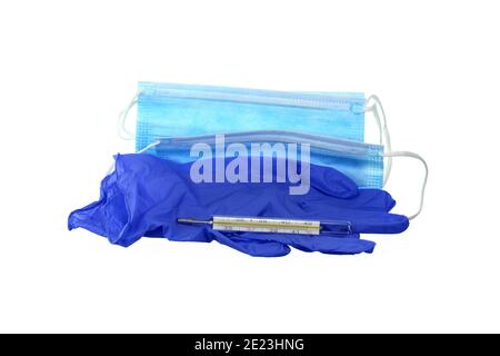 Une paire de gants fins en latex médical bleu, un écran facial et un thermomètre sur fond blanc. Gants et masque médicaux jetables en caoutchouc. Banque D'Images