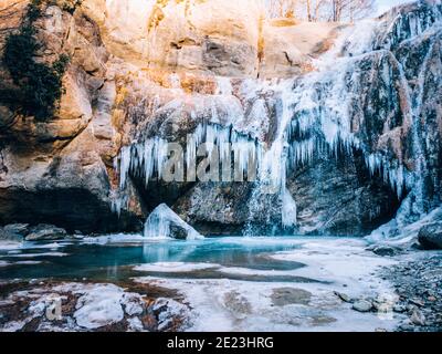 Cascade dans une grotte dans un environnement froid, beau paysage gelé. Eau gelée. Le tourisme d'hiver en Espagne, Catalogne, Barcelone, Osona, Vidra, Salt Banque D'Images