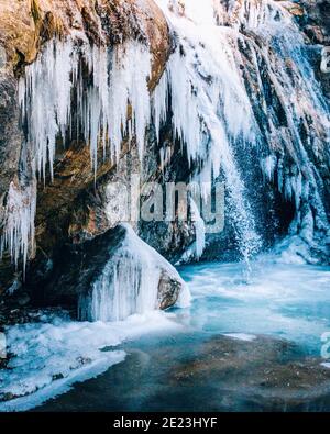 Cascade dans une grotte dans un environnement froid, beau paysage gelé. Eau gelée. Le tourisme d'hiver en Espagne, Catalogne, Barcelone, Osona, Vidra, Salt Banque D'Images