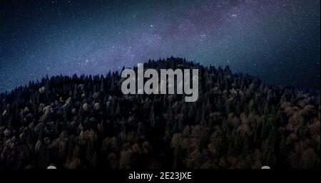 Paysage de nuit. La voie lactée sur le sommet des montagnes. Banque D'Images