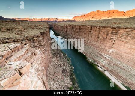 Le fleuve Colorado traverse le désert aride près du pont de Nabajo, en Arizona Banque D'Images