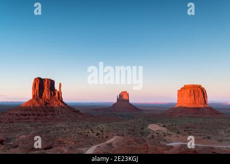 Carte postale classique des buttes de Monument Valley au coucher du soleil, Arizona Banque D'Images