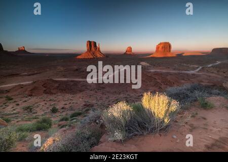 Coucher de soleil sur les trois buttes classiques avec des routes et d'autres végétation Banque D'Images