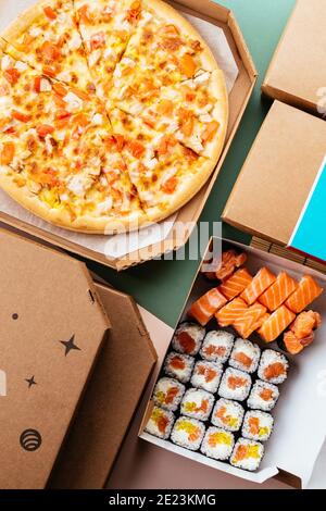 Set de livraison de nourriture. Pizza sushi rouleaux Banque D'Images