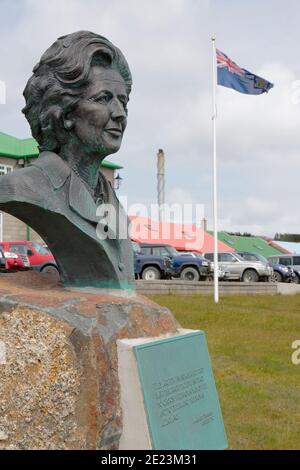 Buste en bronze de (ancien Premier ministre) Margaret Thatcher, à l'extérieur de la Maison du gouvernement, Port Stanley, îles Falkland 4 décembre 2015 Banque D'Images