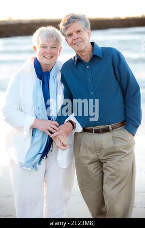 Portrait d'un couple marié plus âgé tenant les mains à Beach On Cape Cod Banque D'Images