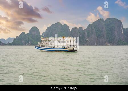 Bateaux de croisière et îles à Halong Bay, Vietnam Banque D'Images