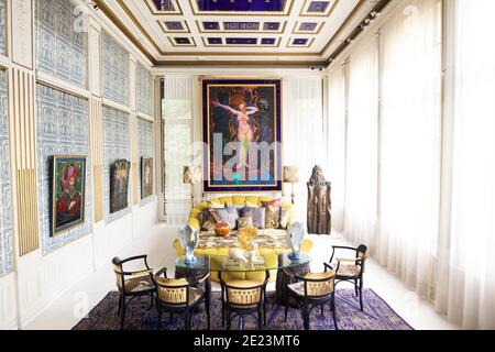 Le Parlor bleu du musée Ernst Fuchs de Vienne, Autriche, avec le lit jaune et la peinture de la reine Esther de Fuchs et le plafond lapis-lazuli. Banque D'Images