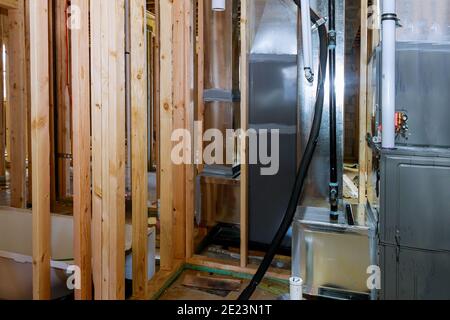 La construction d'une nouvelle maison avec l'installation de système de chauffage en sous-sol de remodelage maison sous Banque D'Images