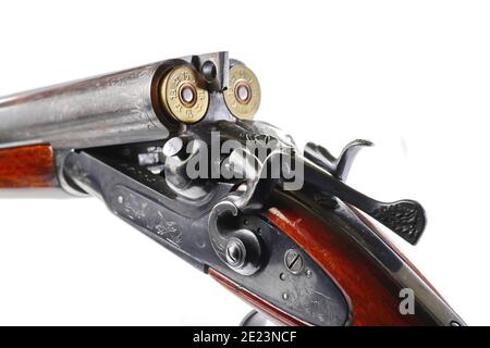 Détail de l'ancien fusil de chasse sur blanc. Fusil de chasse. Banque D'Images