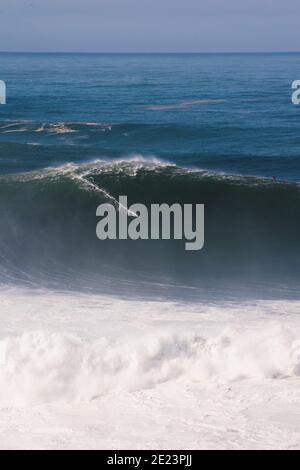 Surf Big Wave, Nazaré 29/10/20. L'un des plus grands jours jamais surpassé alors que l'ouragan Epsilon apportait une houle historique de l'Atlantique Nord. Banque D'Images