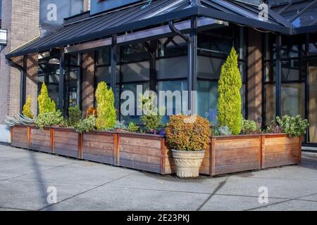 Un magasin de restaurant est fermé pendant la pandémie du coronavirus (Covid-19) dans la partie inférieure de Lonsdale, dans le nord de Vancouver, malgré une grande terrasse extérieure W Banque D'Images