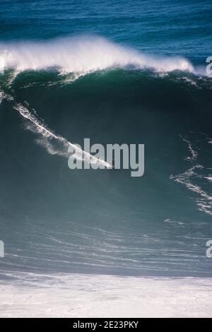 Surf Big Wave, Nazaré 29/10/20. L'un des plus grands jours jamais surpassé alors que l'ouragan Epsilon apportait une houle historique de l'Atlantique Nord. Banque D'Images