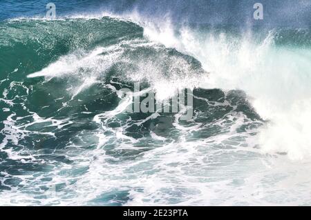 Vagues écrasant sur un océan vert et blanc. Banque D'Images