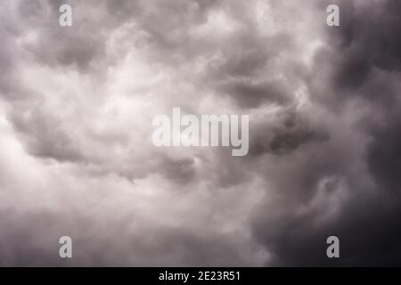 Des nuages un jour sombre Banque D'Images