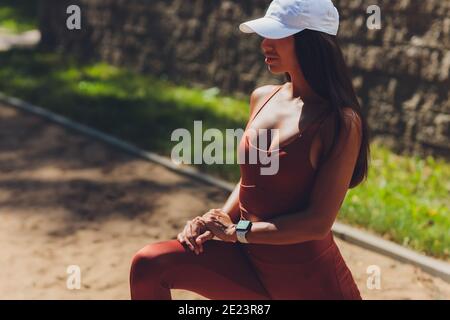 Une belle jeune femme est engagée dans le sport sur un simulateur de rue. Concept de bonne forme physique et de mode de vie sain Banque D'Images