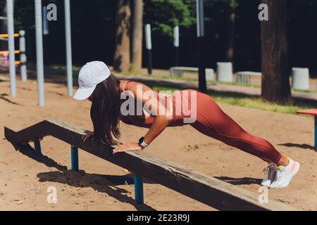 Une belle jeune femme est engagée dans le sport sur un simulateur de rue. Concept de bonne forme physique et de mode de vie sain Banque D'Images