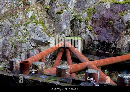Le quai de BC Ferries à Horseshoe Bay (Colombie-Britannique) utilise de grandes poutres de soutien (fondations) forées dans la falaise de la face rocheuse à côté de moi Banque D'Images
